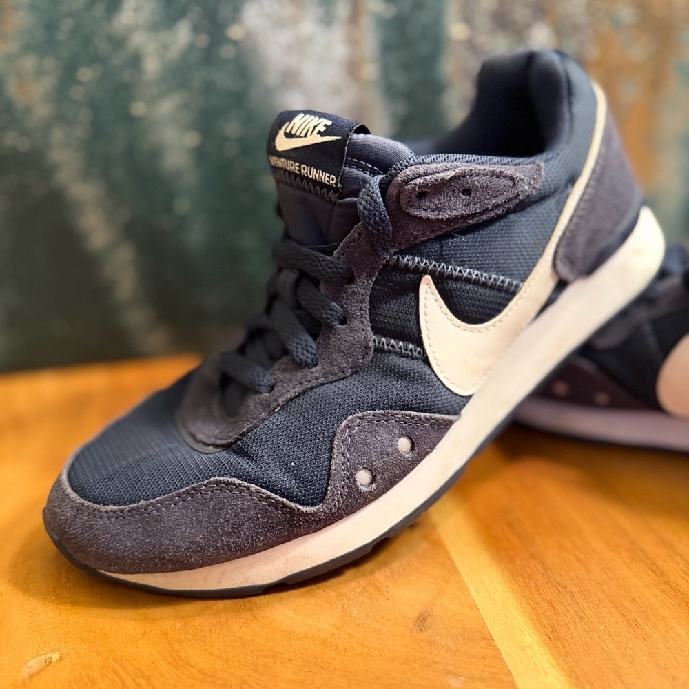 Nike Venture Runner in the sleek "Midnight Navy/White" colorway